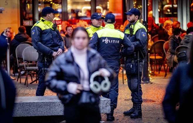 AMSTERDAM -Police officers on Dam Square. Extra security measures are in place in Amsterdam due to the tensions and violence surrounding supporters of Israeli soccer club Maccabi Tel Aviv. There is a ban on demonstrations throughout the capital this weekend. The entire city has also been designated a security risk area. ANP ROBIN UTRECHT netherlands out - belgium out  Copyright: xx x513060490x originalFilename: 513060490.jpg