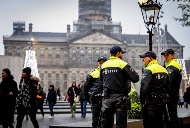 AMSTERDAM -Police officers on Dam Square. Extra security measures are in place in Amsterdam due to the tensions and violence surrounding supporters of Israeli soccer club Maccabi Tel Aviv. There is a ban on demonstrations throughout the capital this weekend. The entire city has also been designated a security risk area. ANP ROBIN UTRECHT netherlands out - belgium out  Copyright: xx x513060527x originalFilename: 513060527.jpg