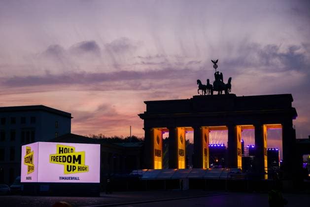 Bilder des Jahres 2024, News 11 November News Themen der Woche KW45 News Bilder des Tages 35th Anniversary Of The Fall Of The Berlin Wall Evening screening in front of the Brandenburg Gate during the 35th anniversary of the fall of the Berlin Wall. Berlin, Germany on 9 November, 2024. Berlin Germany  Copyright: xBeataxZawrzelx originalFilename: zawrzel-35thanni241109_np0IP.jpg