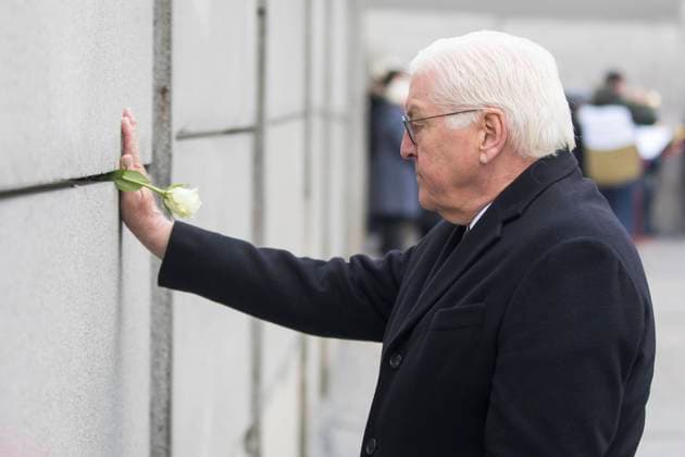 Bilder des Jahres 2024, News 11 November News Themen der Woche KW45 News Bilder des Tages 35 Jahre Mauerfall, Zentrale Gedenkveranstaltung an der Gedenkstätte Berliner Mauer, Berlin, 09.11.2024 Frank-Walter Steinmeier (Bundespräsident der Bundesrepublik Deutschland) steckt eine Rose in die Mauer bei der zentralen Gedenkveranstaltung an der Gedenkstätte Berliner Mauer zum 35-jährigen Jubiläum des Mauerfalls in Berlin, 09.11.2024 Berlin Innenstadt *** 35th anniversary of the fall of the Berlin Wall, central commemorative event at the Berlin Wall Memorial, Berlin, 09 11 2024 Frank Walter Steinmeier Federal President of the Federal Republic of Germany sticks a rose into the Wall at the central commemorative event at the Berlin Wall Memorial to mark the 35th anniversary of the fall of the Berlin Wall in Berlin, 09 11 2024 Berlin ci Copyright: xBenxKriemannx