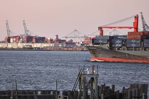 New York City, USA, 07.11.2024: New Yorker Hafen: Industrieanlagen, im Vordergrund rechts das Containerschiff Nordamelia Copyright: xdtsxNachrichtenagenturx dts_50734