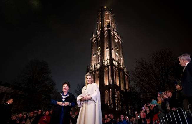 Entertainment Themen der Woche KW45 Entertainment Bilder des Tages UTRECHT - Queen Maxima and Mayor Sharon Dijksma during the unveiling of the new lighting of the Dom Tower. After five years of restoration, the tower is officially completed. ANP KOEN VAN WEEL netherlands out - belgium out  Copyright: xx x513079423x originalFilename: 513079423.jpg