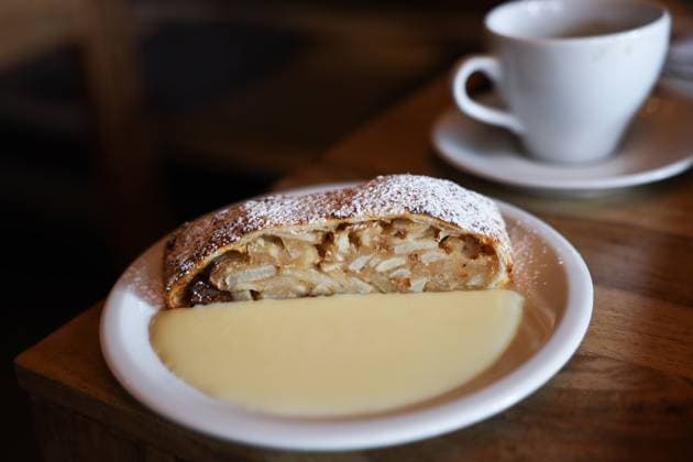 Berlin Daily Life And Economy Apple strudel with vanilla sauce is seen in this illustration photo taken at a cafe in Berlin, Germany on November 9, 2024. Berlin Germany  Copyright: xJakubxPorzyckix originalFilename: porzycki-berlinda241109_np1Ro.jpg