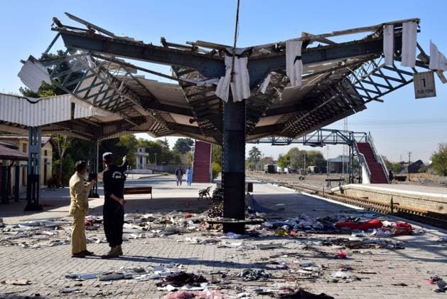 Bilder des Jahres 2024, News 11 November News Themen der Woche KW45 News Bilder des Tages (241110) -- QUETTA, Nov. 10, 2024 -- Security workers inspect the blast site at a railway station in Quetta, Pakistan, Nov. 10, 2024. The death toll of a blast that hit a railway station in Quetta city of Pakistan s southwest Balochistan province on Saturday rose to 25, health and police officials said. (Photo by Xinhua) PAKISTAN-QUETTA-RAILWAY STATION-BLAST-AFTERMATH Asad 