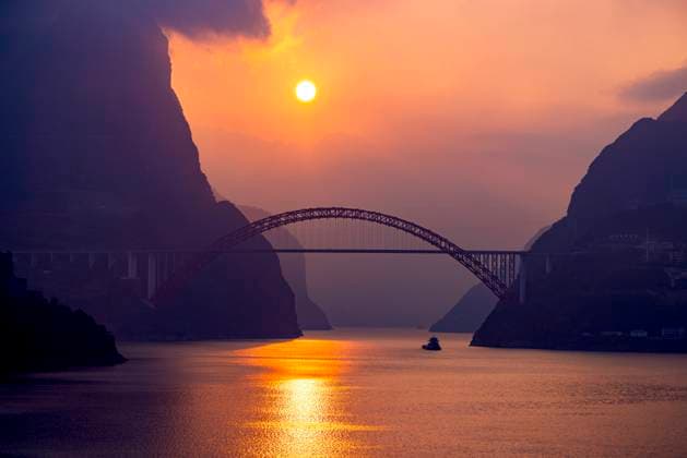 Yangtze River Sunrise YICHANG, CHINA - NOVEMBER 10, 2024 - Ships sail along the Xiling Gorge Estuary of the Three Gorges of the Yangtze River as it rises at sunrise in Yichang city, Hubei province, China, Nov 10, 2024. Yichang Hubei China  Copyright: xCFOTOx i1731242435315