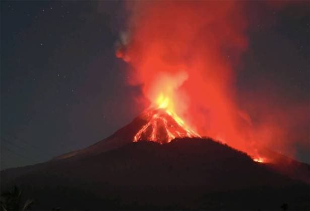 Bilder des Jahres 2024, News 11 November News Themen der Woche KW45 News Bilder des Tages Indonesien, Vulkan Lewotobi Laki-Laki bei East Flores ausgebrochen (241110) -- EAST NUSA TENGGARA, Nov. 10, 2024 -- This photo provided by Indonesia s Center for Volcanology and Geological Hazard Mitigation () shows volcanic materials spewing from Mount Lewotobi Laki-Laki in East Flores regency of East Nusa Tenggara, Indonesia, Nov. 10, 2024. ( Handout via Xinhua) INDONESIA-EAST NUSA TENGGARA-MOUNT LEWOTOBI LAKI-LAKI-ERUPTION PVMBG 