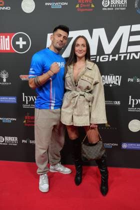 Fame Fighting 2 mit Influencern & Reality-Stars. Max Wilschrey und Freundin Laura beim Fame Fighting 2 am 09.11.2024 auf dem roten Teppich im Maritim Hotel Bonn. Bonn Maritim Hotel Bonn Nordrhein-Westfalen