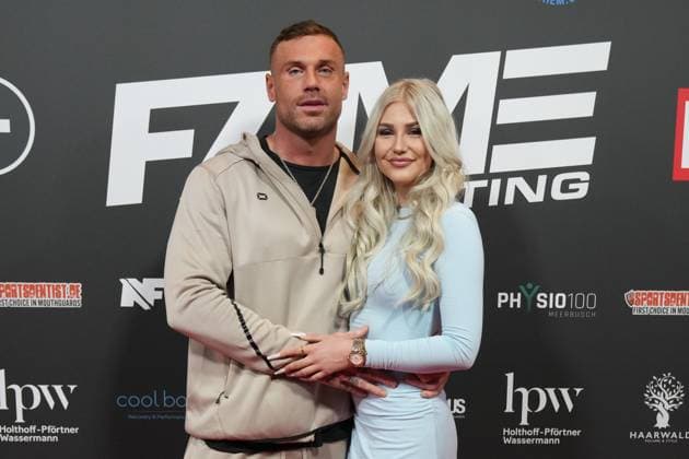Fame Fighting 2 mit Influencern & Reality-Stars. Chris Broy mit Freundin Bella beim Fame Fighting 2 am 09.11.2024 auf dem roten Teppich im Maritim Hotel Bonn. Bonn Maritim Hotel Bonn Nordrhein-Westfalen