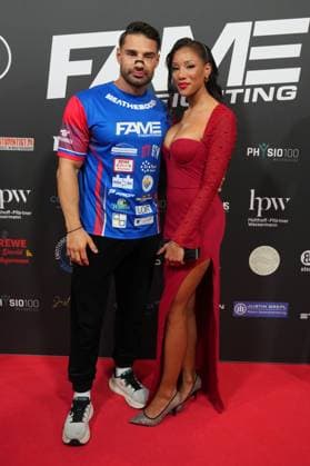 Fame Fighting 2 mit Influencern & Reality-Stars. Aleks Petrovic mit Freundin Vanessa Nwattu beim Fame Fighting 2 am 09.11.2024 auf dem roten Teppich im Maritim Hotel Bonn. Bonn Maritim Hotel Bonn Nordrhein-Westfalen