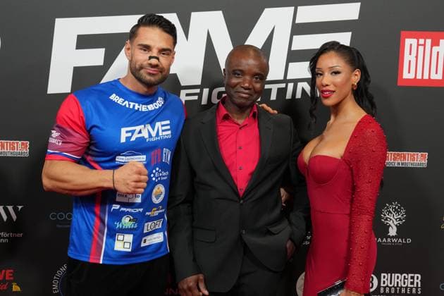 Fame Fighting 2 mit Influencern & Reality-Stars. Aleks Petrovic mit Freundin Vanessa Nwattu und ihrem Vater beim Fame Fighting 2 am 09.11.2024 auf dem roten Teppich im Maritim Hotel Bonn. Bonn Maritim Hotel Bonn Nordrhein-Westfalen