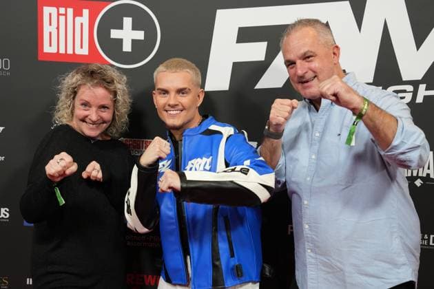 Fame Fighting 2 mit Influencern & Reality-Stars. Twenty4Tim, Mutter Tina und sein Stiefvater Sven beim Fame Fighting 2 am 09.11.2024 auf dem roten Teppich im Maritim Hotel Bonn. Bonn Maritim Hotel Bonn Nordrhein-Westfalen