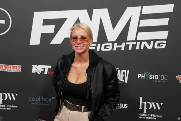Fame Fighting 2 mit Influencern & Reality-Stars. Carina Spack beim Fame Fighting 2 am 09.11.2024 auf dem roten Teppich im Maritim Hotel Bonn. Bonn Maritim Hotel Bonn Nordrhein-Westfalen