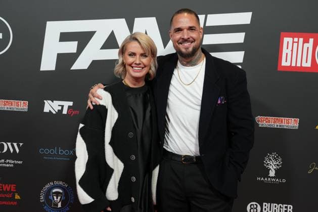 Fame Fighting 2 mit Influencern & Reality-Stars. Zico Banach mit Freundin Pia Tillmann beim Fame Fighting 2 am 09.11.2024 auf dem roten Teppich im Maritim Hotel Bonn. Bonn Maritim Hotel Bonn Nordrhein-Westfalen