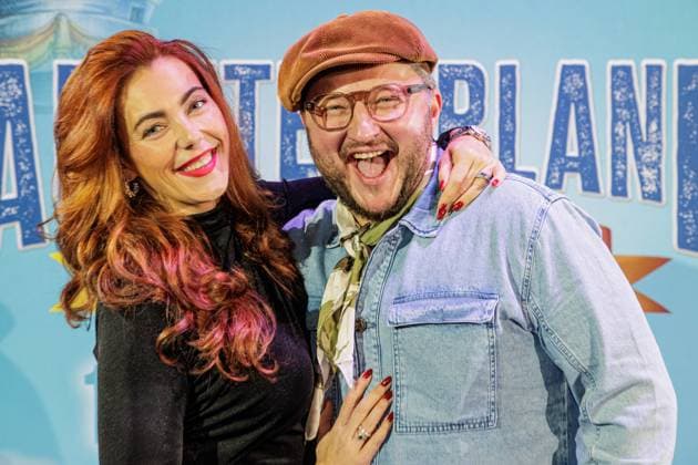 Bilder des Jahres 2024, Entertainment 11 November Entertainment Themen der Woche KW45 Entertainment Bilder des Tages 10.11.2024. Düsseldorf. ABENTEUERLAND, das Musical mit den Hits von PUR. Rund um das erste Musicaljubiläum findet ein besonderer Nachmittag ganz im Zeichen der guten Sache im Capitol-Theater statt: Gemeinsam mit dem Publikum und prominenten Gästen feiert ABENTEUERLAND seine festliche 1-Jahres-CHARITY zugunsten der ARCHE Kinderstiftung. Hier: Sebastian Lege mit Ehefrau Joanna. Düsseldorf Capitol-Theater Nordrhein-Westfalen Deutschland