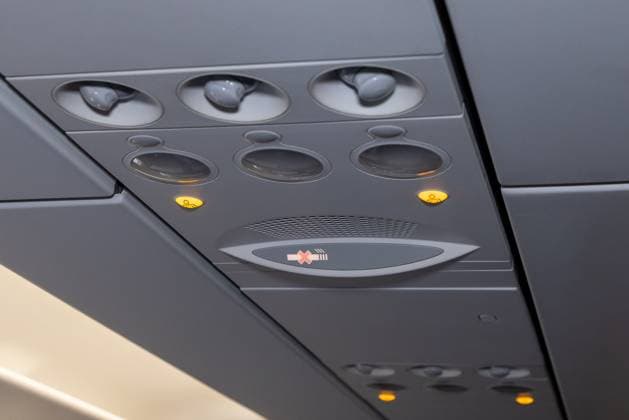 Marabu Airlines eröffnet eigene Basis am Flughafen Nürnberg für erweiterten Winterflugplan, 08.11.2024 Eine Nahaufnahme des Bedienfelds über einem Sitzplatz in einem Passagierflugzeug. Zu sehen sind individuell einstellbare Lüftungsdüsen, Leselampen und die beleuchteten Symbole für das Anschnallen und das Rauchverbot. Nürnberg Bayern Deutschland 20241108-286A4093-M4000