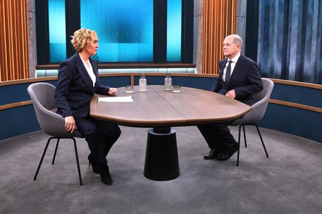 News Themen der Woche KW45 News Bilder des Tages Berlin, Deutschland, 10.11.2024: Studio Berlin in Adlershof: TV-Sendung Caren Miosga: Bundeskanzler Olaf Scholz (SPD) ist als einziger Gast in der ARD-Talkshow zum Interview und kommt ins Studio, um über das Ampel-Aus und die nächsten Schritte wie die anstehende Vertrauensfrage und Neuwahlen zu sprechen. Copyright: xdtsxNachrichtenagenturx dts_51070