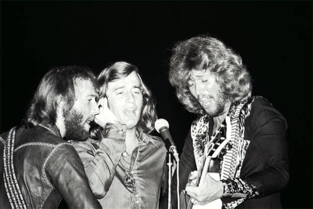 (From left) Maurice Gibb, Robin Gibb and Barry Gibb of the Bee Gees singing in a concert in Hong Kong. 28SEP73 HONG KONG CHINA EDITORIAL USE ONLY  Copyright: xx MER2015112514011266 SamxChanx scmpphotos244276