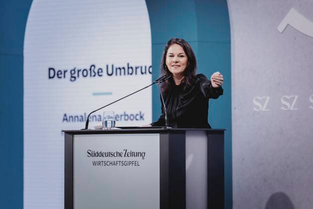 News Themen der Woche KW46 News Bilder des Tages Annalena Baerbock (Buendnis 90 Die Gruenen), Bundesaussenministerin, aufgenommen im Rahmen des Wirtschaftsgipfels der Sueddeutschen Zeitung in Berlin, 11.11.2024. Fotografiert im Auftrag des Auswaertigen Amtes. Berlin Deutschland *** Annalena Baerbock Buendnis 90 Die Gruenen , Federal Foreign Minister, photographed at the Sueddeutsche Zeitung Economic Summit in Berlin, 11 11 2024 Photographed on behalf of the Federal Foreign Office Berlin Germany Copyright: xFlorianxGaertner AAx
