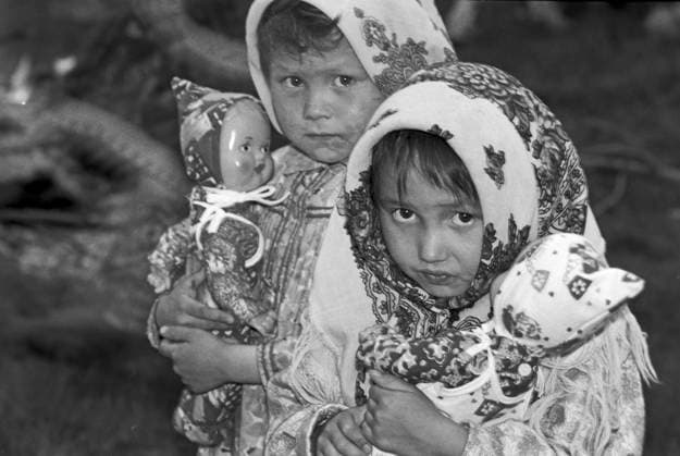 Archivbilder der Woche KW46 Life in Lombovozh, Berezovsky district 8801210 08.11.1992 Life in the village of Lombovozh. Khanty-Mansiysk Autonomous Okrug - Yugra. Mansi girls. Oleg Lastochkin Khanty-Mansi Autonomous Area Yugra Russia  Copyright: xOlegxLastochkinx