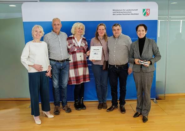 11.11.2024. Düsseldorf. Anerkennung für großen Einsatz im Tierschutz und mehr Sichtbarkeit für unermüdliches Engagement: Ministerin Silke Gorißen (re.) und die Tierschutzbeauftragte des Landes, Dr. Gerlinde von Dehn (li.) verleihen den Tierschutzpreis des Landes Nordrhein-Westfalen. Er ist mit insgesamt 30.000 Euro dotiert. Hier: Dritter Preis für Familie Strenger und Familie Westerhold aus dem Kreis Herford. Düsseldorf Ministerium für Landwirtschaft und Verbraucherschutz NRW Nordrhein-Westfalen Deutschland
