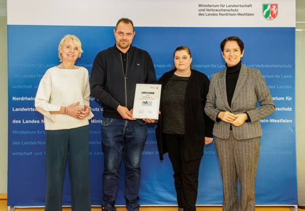 11.11.2024. Düsseldorf. Anerkennung für großen Einsatz im Tierschutz und mehr Sichtbarkeit für unermüdliches Engagement: Ministerin Silke Gorißen (re.) und die Tierschutzbeauftragte des Landes, Dr. Gerlinde von Dehn (li.) verleihen den Tierschutzpreis des Landes Nordrhein-Westfalen. Er ist mit insgesamt 30.000 Euro dotiert. Hier: Dritter Preis für Meerlierettung e.V. aus Sundern. Düsseldorf Ministerium für Landwirtschaft und Verbraucherschutz NRW Nordrhein-Westfalen Deutschland