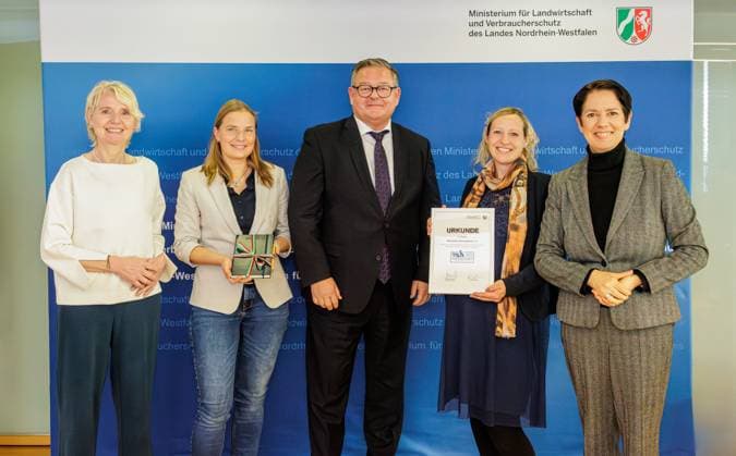 11.11.2024. Düsseldorf. Anerkennung für großen Einsatz im Tierschutz und mehr Sichtbarkeit für unermüdliches Engagement: Ministerin Silke Gorißen (re.) und die Tierschutzbeauftragte des Landes, Dr. Gerlinde von Dehn (li.) verleihen den Tierschutzpreis des Landes Nordrhein-Westfalen. Er ist mit insgesamt 30.000 Euro dotiert. Hier: Dritter Preis für Notmeerschweinchen Ruhrgebiet e.V. aus Oberhausen. Düsseldorf Ministerium für Landwirtschaft und Verbraucherschutz NRW Nordrhein-Westfalen Deutschland