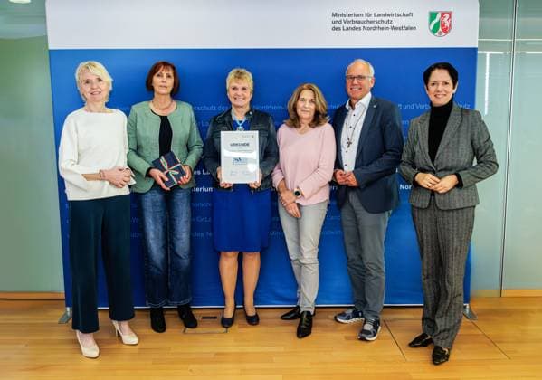 11.11.2024. Düsseldorf. Anerkennung für großen Einsatz im Tierschutz und mehr Sichtbarkeit für unermüdliches Engagement: Ministerin Silke Gorißen (re.) und die Tierschutzbeauftragte des Landes, Dr. Gerlinde von Dehn (li.) verleihen den Tierschutzpreis des Landes Nordrhein-Westfalen. Er ist mit insgesamt 30.000 Euro dotiert. Hier: Zweiter Preis für Tierschutzverein Velbert-Heiligenhaus e.V. aus dem Kreis Mettmann. Düsseldorf Ministerium für Landwirtschaft und Verbraucherschutz NRW Nordrhein-Westfalen Deutschland