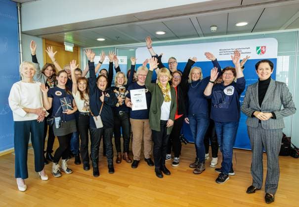 11.11.2024. Düsseldorf. Anerkennung für großen Einsatz im Tierschutz und mehr Sichtbarkeit für unermüdliches Engagement: Ministerin Silke Gorißen (re.) und die Tierschutzbeauftragte des Landes, Dr. Gerlinde von Dehn (li.) verleihen den Tierschutzpreis des Landes Nordrhein-Westfalen. Er ist mit insgesamt 30.000 Euro dotiert. Hier: Erster Preis für Casa dei Riccio - Haus der Igel e.V. aus Krefeld. Düsseldorf Ministerium für Landwirtschaft und Verbraucherschutz NRW Nordrhein-Westfalen Deutschland