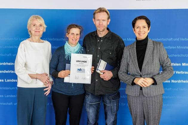 11.11.2024. Düsseldorf. Anerkennung für großen Einsatz im Tierschutz und mehr Sichtbarkeit für unermüdliches Engagement: Ministerin Silke Gorißen (re.) und die Tierschutzbeauftragte des Landes, Dr. Gerlinde von Dehn (li.) verleihen den Tierschutzpreis des Landes Nordrhein-Westfalen. Er ist mit insgesamt 30.000 Euro dotiert. Hier: Sonderpreis Tierschutz in der Nutztierhaltung für Naturland Bio-Hof Hellmig aus dem Extertal im Kreis Lippe. Düsseldorf Ministerium für Landwirtschaft und Verbraucherschutz NRW Nordrhein-Westfalen Deutschland