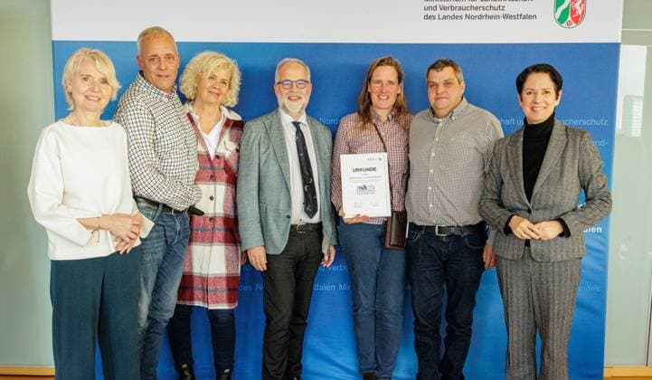 News Themen der Woche KW46 News Bilder des Tages 11.11.2024. Düsseldorf. Anerkennung für großen Einsatz im Tierschutz und mehr Sichtbarkeit für unermüdliches Engagement: Ministerin Silke Gorißen (re.) und die Tierschutzbeauftragte des Landes, Dr. Gerlinde von Dehn (li.) verleihen den Tierschutzpreis des Landes Nordrhein-Westfalen. Er ist mit insgesamt 30.000 Euro dotiert. Hier: Dritter Preis für Familie Strenger und Familie Westerhold aus dem Kreis Herford. Düsseldorf Ministerium für Landwirtschaft und Verbraucherschutz NRW Nordrhein-Westfalen Deutschland *** 11 11 2024 Düsseldorf Recognition for great commitment to animal welfare and more visibility for tireless dedication Minister Silke Gorißen re and the states animal welfare commissioner, Dr. Gerlinde von Dehn li, award the Animal