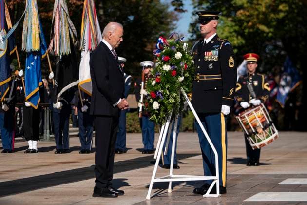 News Themen der Woche KW46 News Bilder des Tages President Joe Biden places a wreath during the Presidential Armed Forces Full Honor Wreath-Laying Ceremony at the Tomb of the Unknown Soldier at Arlington National Cemetery in Arlington, Virginia on Monday, November 11, 2024.  WAP20241111300 BONNIExCASH