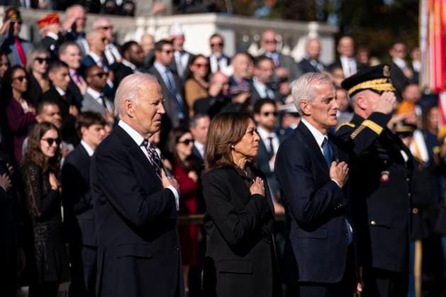 News Themen der Woche KW46 News Bilder des Tages President Joe Biden, Vice President Kamala Harris and Secretary of Veterans Affairs Richard McDonough participate in the Presidential Armed Forces Full Honor Wreath-Laying Ceremony at the Tomb of the Unknown Soldier at Arlington National Cemetery in Arlington, Virginia on Monday, November 11, 2024.  WAP20241111313 BONNIExCASH