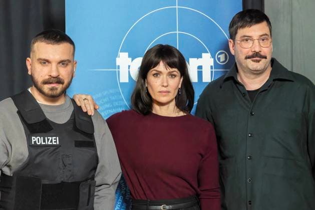 Neues Tatort-Team für Frankfurt am Main. Im Bild der Schauspieler Edin Hasanovic neben Schauspielerin Melika Foroutan und Regisseur Stefan Schaller. Das Frankfurter Tatort-Team um Margarita Broich (Anna Janneke) und Wolfram Koch (Paul Brix), die einen spektakulären Serientod starben, wird abgelöst von Melika Foroutan (Rollenname Maryam Azadi) und Edin Hasanovic (Rollenname Hamza Kulina). Das neue Team sowie Mitarbeiterinnen und Mitarbeiter wurden auf einer Pressekonferenz vorgestellt. Frankfurt Hessen Deutschland