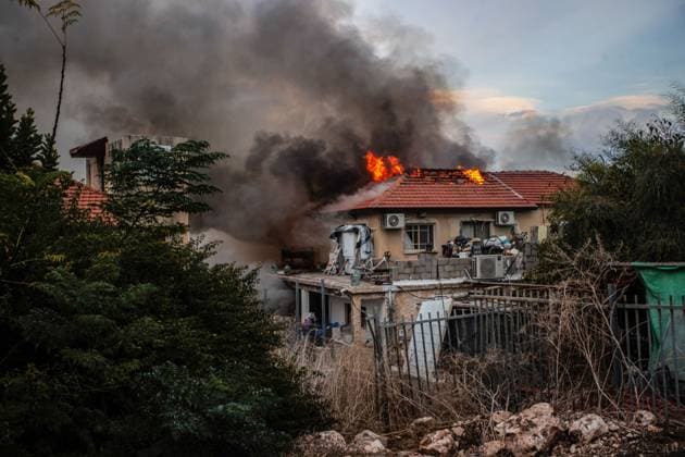 News Themen der Woche KW46 News Bilder des Tages (241111) -- KIRYAT ATA (ISRAEL), Nov. 11, 2024 -- Photo taken on Nov. 11, 2024 shows a house on fire in a rocket attack from Lebanon, in Kiryat Ata, northern Israel. The Israeli military said on Monday it struck a rocket launcher in southern Lebanon after a barrage of 90 rockets crossed into the country from Lebanon, injuring three people. ( via Xinhua) ISRAEL-KIRYAT ATA-LEBANON-ROCKET ATTACK JINI 