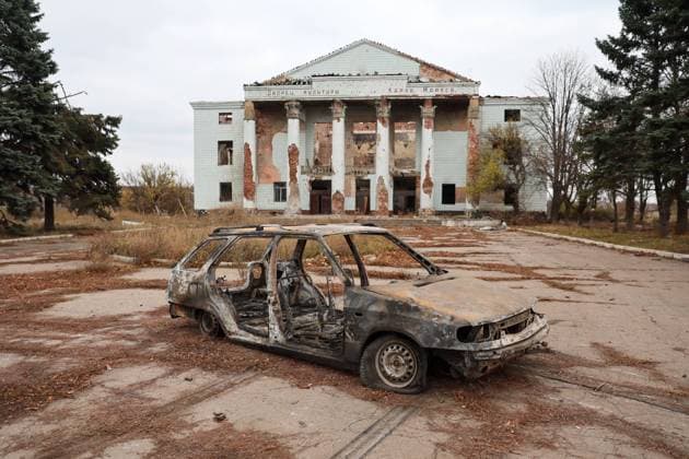 Bilder des Jahres 2024, News 11 November News Themen der Woche KW46 News Bilder des Tages RUSSIA, DONETSK PEOPLE S REPUBLIC - NOVEMBER 11, 2024: A vew of a burnt out car wreckage near the destroyed building of a house of culture after a military strike on the village of Galitsinovka. Dmitry Yagodkin TASS  75890729