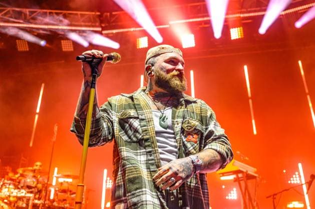 Bilder des Jahres 2024, Entertainment 11 November Entertainment Themen der Woche KW46 Entertainment Bilder des Tages Teddy Swims live at Eventim Apollo, London, Monday 11th November 2024. Teddy Swims live at Eventim Apollo, London, Monday 11th November 2024. After selling out his I ve Tried Everything But Therapy tour across the UK earlier this year, Teddy returns to play at Eventim Apollo on Monday, November 11th. Known for his soulful, rock-infused sound and heartfelt lyrics, the 29-year-old Atlanta native writes almost exclusively about the highs and lows of romance. His latest EP, Tough Love, is a raw exploration of love and heartbreak, packed with tales of devotion and despair. To me, that™s just all there is, he says. You™re either making love or crying about it. Teddy first captured hearts with bedroom cover songs that went viral  Copyright: xHannahxMeadowsxPhotographyx xAvalonx 0933239831