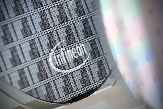 Randmotiv:40 cm Waver vor Infineon Logo,Firmenemblem, Jahrespressekonferenz INFINEON Technologies AG am 12.11.2024 in Neubiberg. *** Edge motif 40 cm waver in front of Infineon logo, company emblem, annual press conference INFINEON Technologies AG on 12 11 2024 in Neubiberg