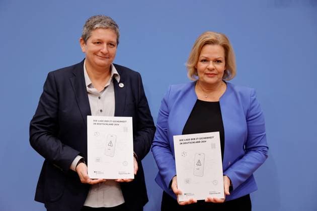 News Themen der Woche KW46 News Bilder des Tages Claudia Plattner, Präsidentin des Bundesamtes für Sicherheit in der Informationstechnik (BSI), Bundesministerin des Innern und für Heimat Nancy Faeser, Deutschland, Berlin, Bundespressekonferenz, Thema: Vorstellung des BSI-Lageberichts 2024 *** Claudia Plattner, President of the Federal Office for Information Security BSI , Federal Minister of the Interior and for Homeland Nancy Faeser, Germany, Berlin, Federal Press Conference, Presentation of the BSI Situation Report 2024