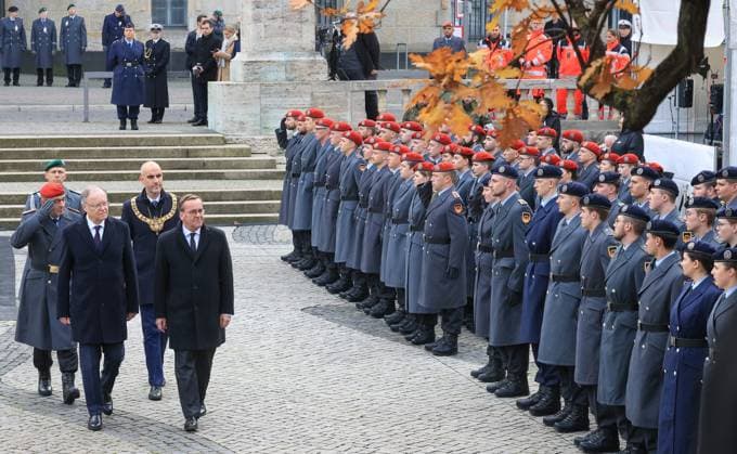 News Themen der Woche KW46 News Bilder des Tages Niedersachsen, Hannover, Gelöbnis von Bundeswehr Rekruten vor dem Neuen Rathaus, Bundeswehr, Soldat, Ministerpräsident Stephan Weil und Bundesminister der Verteidigung , Boris Pistorius, Carsten Breuer Generalinspekteur der Bundeswehr und Oberbürgermeister Belit Onay, *** Lower Saxony, Hanover, swearing-in of Bundeswehr recruits in front of the New Town Hall, Bundeswehr, soldier, Prime Minister Stephan Weil and Federal Minister of Defense , Boris Pistorius, Carsten Breuer Inspector General of the Bundeswehr and Lord Mayor Belit Onay,