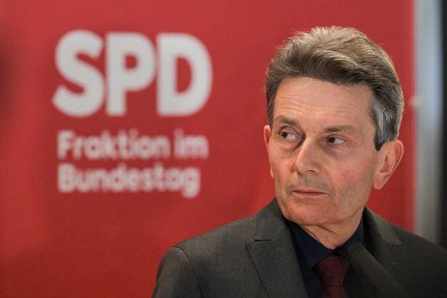 News Themen der Woche KW46 News Bilder des Tages Berlin, Deutschland 12. November 2024: Stellungnahmen der Fraktionsspitzen vor der 199. Sitzung des Deutschen Bundestages Im Bild: Rolf Mützenich (SPD) *** Berlin, Germany 12 November 2024 Statements by the parliamentary group leaders before the 199th session of the German Bundestag In the picture Rolf Mützenich SPD Copyright: xFotostandx xReuhlx