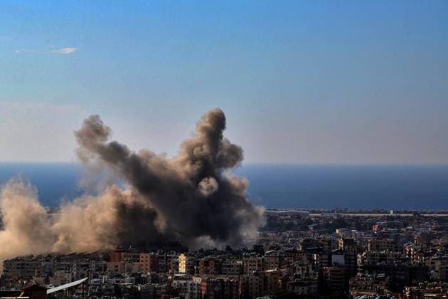 News Themen der Woche KW46 News Bilder des Tages November 12, 2024, Beirut, Beirut, Lebanon: Black smoke billows following an Israeli air raid on Beirut southern suburb. The Israeli military pounded Beirut s southern suburbs with airstrikes mounting one of its heaviest daytime attacks yet on the Hezbollah-controlled area after the defense minister ruled out a ceasefire until Israeli goals were met. Beirut Lebanon - ZUMAn313 20241112_zip_n313_004 Copyright: xMarwanxNaamanix
