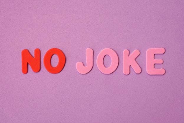 NO JOKE steht in Großbuchstaben auf lila Untergrund *** No Joke is in Capital letters at purple Underground 1131600846