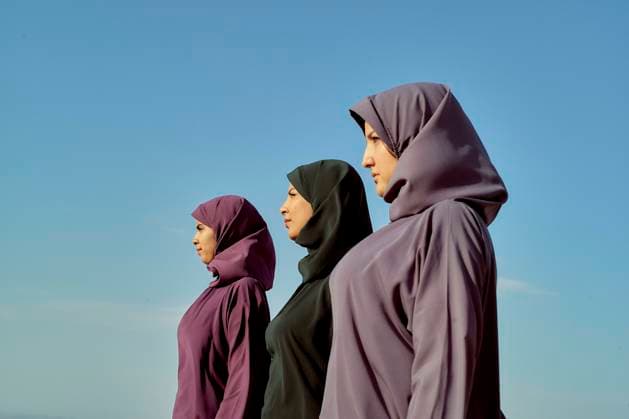 Creative Highlights Symbolbilder Three women wearing hijabs standing side by side against a clear blue sky, Morocco bola04301 Copyright: xConnectxImagesx ,model released
