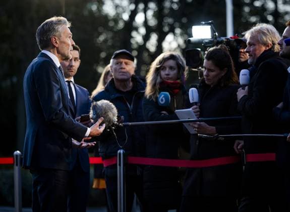 DEN HAAG - Prime Minister Dick Schoof speaks to the media after a meeting, along with a broad Cabinet delegation, on anti-Semitism following the violence following Ajax s soccer match against Maccabi Tel Aviv in Amsterdam. ANP REMKO DE WAAL netherlands out - belgium out  Copyright: xx x513328516x originalFilename: 513328516.jpg