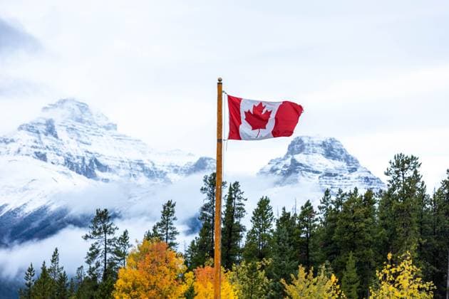 Fahne des Landes Kanada am 09.10.2024 in Jasper Die Nationalflagge Kanadas wurde erstmals am 15. Februar 1965 gehisst. Die Nationalflagge ist beschrieben als rotes Ahornblatt auf silbernem kanadischen Pfahl, mit aufliegendem Rot.