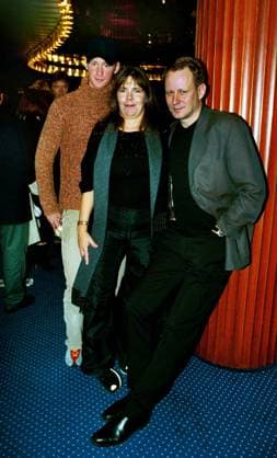 ***INGAR EJ I AVTAL-SPECIALPRIS*** STOCKHOLM 001023 - Alexander Skarsgard, My Skarsgard and Stellan Skarsgard at the premiere of VINGAR AV GLAS October 23, 2000. Photo Suvad Mrkonjic Expressen TT code 170 STOCKHOLM SVERIGE ttexport x170x *** INGAR EJ I AVTAL SPECIAL PRIS STOCKHOLM 001023 Alexander Skarsgard, My Skarsgard and Stellan Skarsgard at the premiere of VINGAR AV GLAS October 23, 2000 Photo Suvad Mrkonjic Expressen TT code 170 STOCKHOLM SWEDEN ttexport x170x  Copyright: xSuvadxMrkonjicx SKARSGARD FAMILY