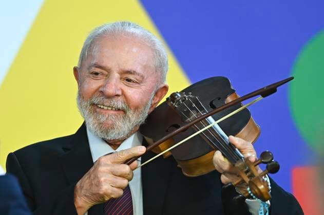 News Themen der Woche KW46 News Bilder des Tages BRASÍLIA, DF - 12.11.2024: LULA SANCIONA DIA NACIONAL DO MARACATU - Photo, President Lula plays the violin during a ceremony. This Tuesday (12) the President of Brazil Luiz Inácio Lula da Silva, participates in the sanctioning ceremony of Bill No. 397 2019, which establishes the National Maracatu Day. x2650778x  TonxMolina