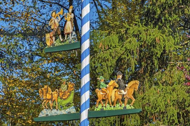 Figuren am Maibaum bei Ofterschwang, Allgäu, Bayern, Deutschland, Europa Figures on the maypole near Ofterschwang, Allgäu, Bavaria, Germany, Europe Copyright: imageBROKER ManfredxBail ibxabc11702527.jpg
