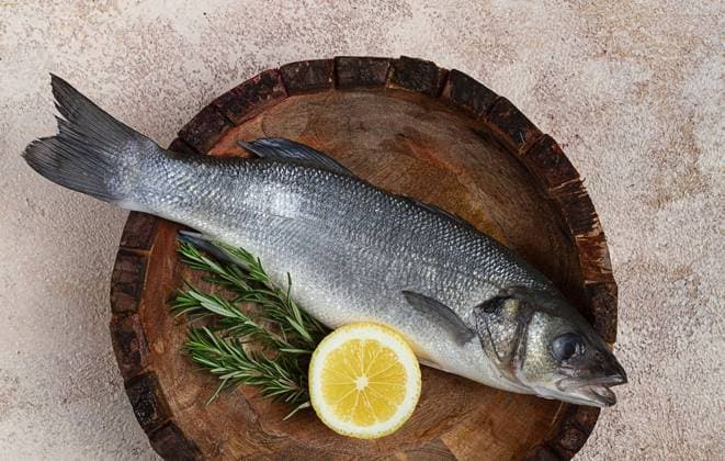 Frischer, roher Wolfsbarsch, in einer Holzplatte, Ansicht von oben, ohne Personen Fresh, raw sea bass fish, in a wooden plate, top view, no people Copyright: imageBROKER GalinaxDidebashvili ibxgai11727226.jpg
