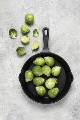 Frischer Rosenkohl, roh, in einer gusseisernen Pfanne, Draufsicht, auf einem grauen Tisch, keine Menschen Fresh Brussels sprouts, raw, in a cast-iron pan, top view, on a gray table, no people Copyright: imageBROKER GalinaxDidebashvili ibxgai11737631.jpg